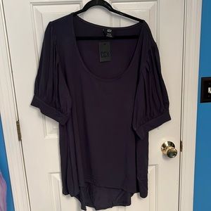 Navy blouson sleeve tee. NEVER WORN